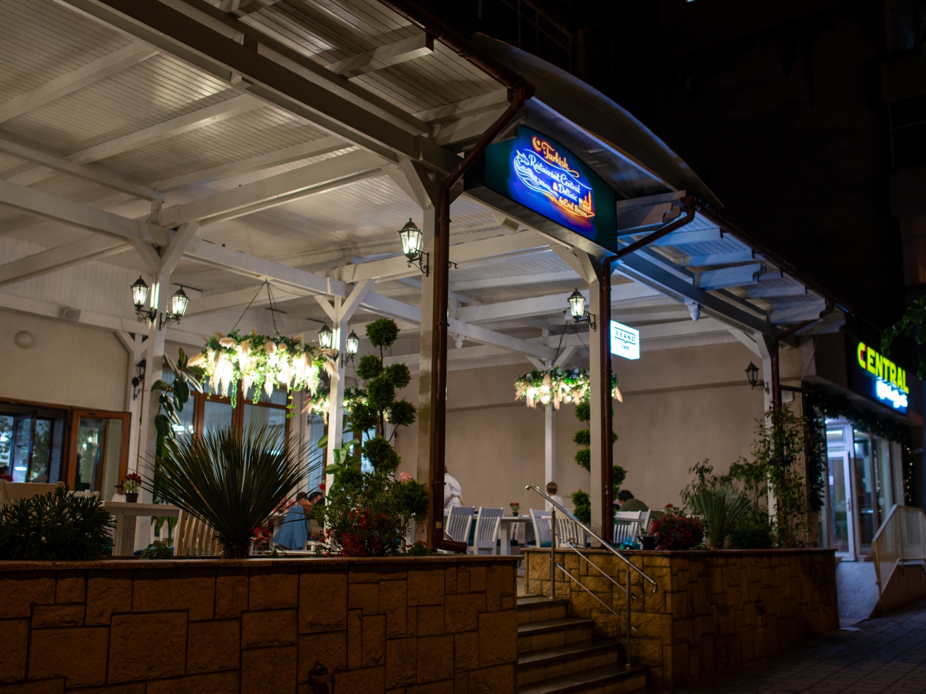 Intrarea restaurantului pe Strada Babadag